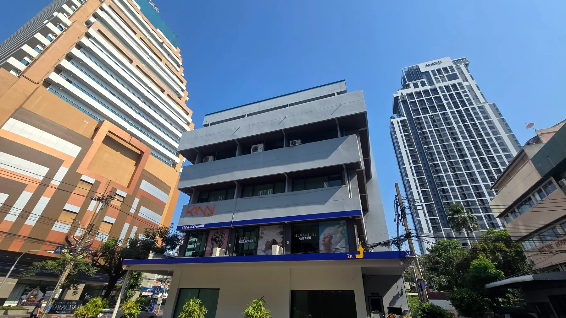 อาคาร Indigo Hair Salon ในมุมกว้างระหว่างอาคาร Major Tower และอาคารสีน้ำตาล