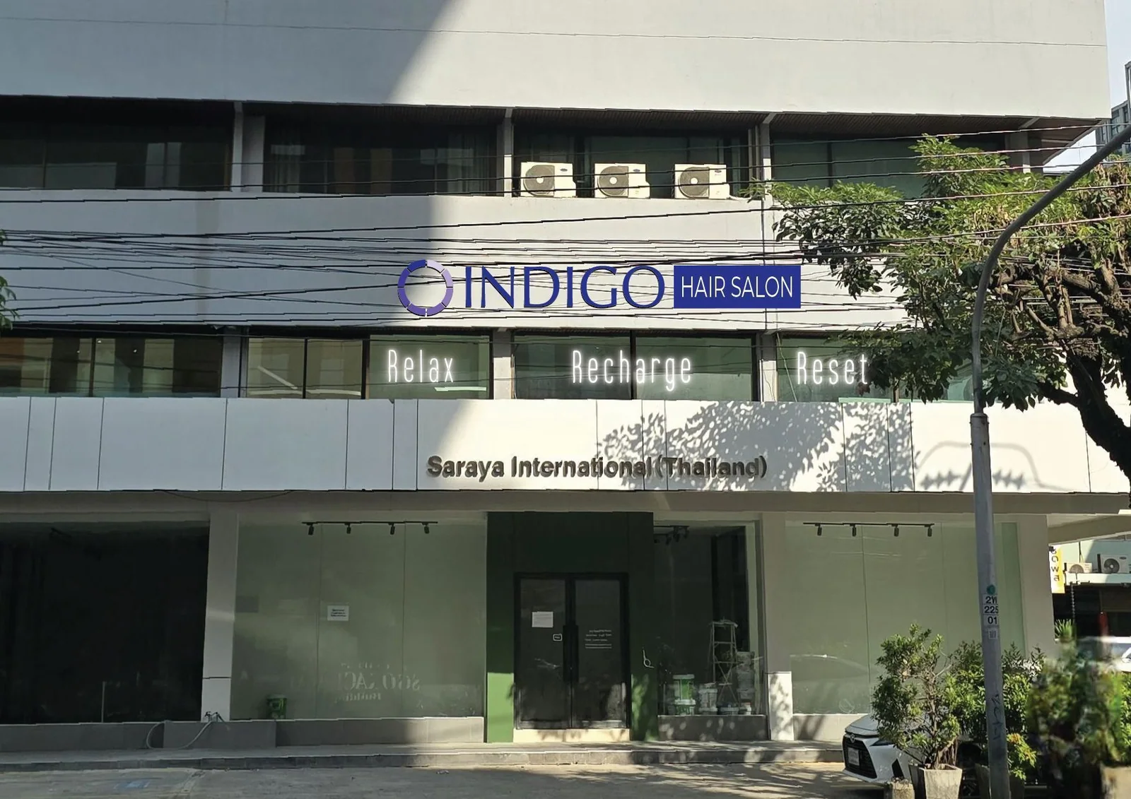 ด้านหน้าอาคาร Indigo Hair Salon พร้อมข้อความ Relax Recharge Reset