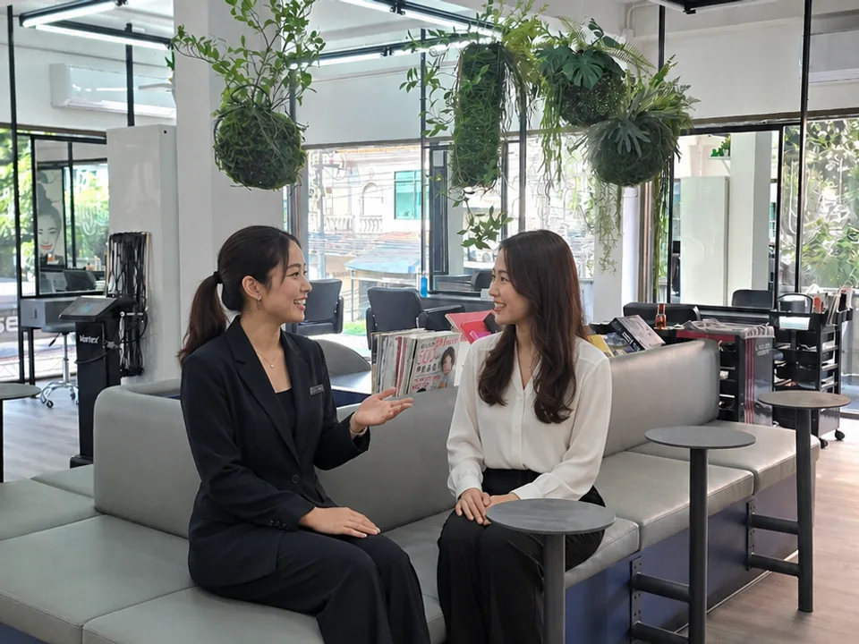 ทีม Indigo พูดคุยและแนะนำการดูแลเส้นผมกับลูกค้าบริเวณม้านั่ง