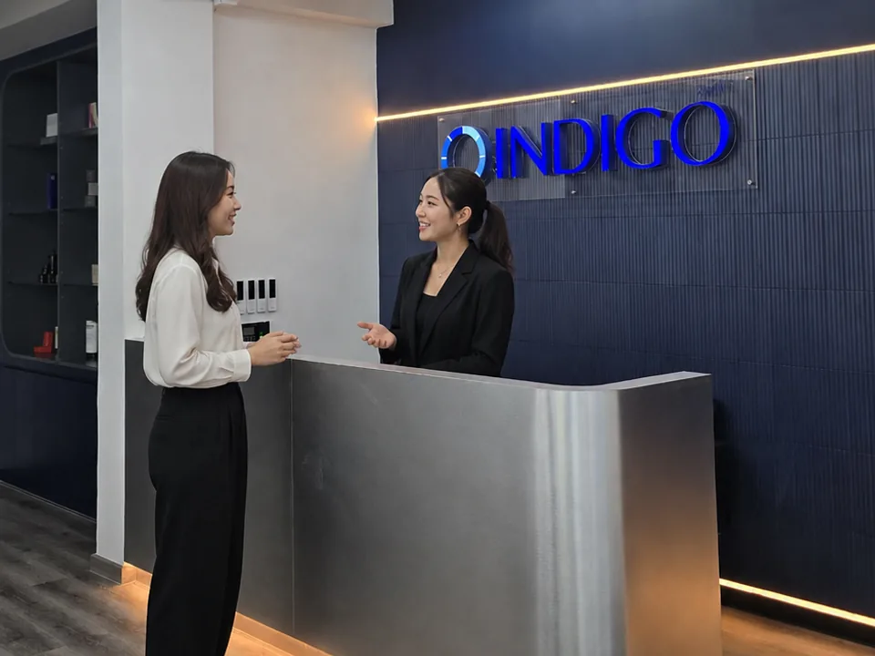 ทีม Indigo ให้คำปรึกษาลูกค้าบริเวณเคาน์เตอร์ต้อนรับ