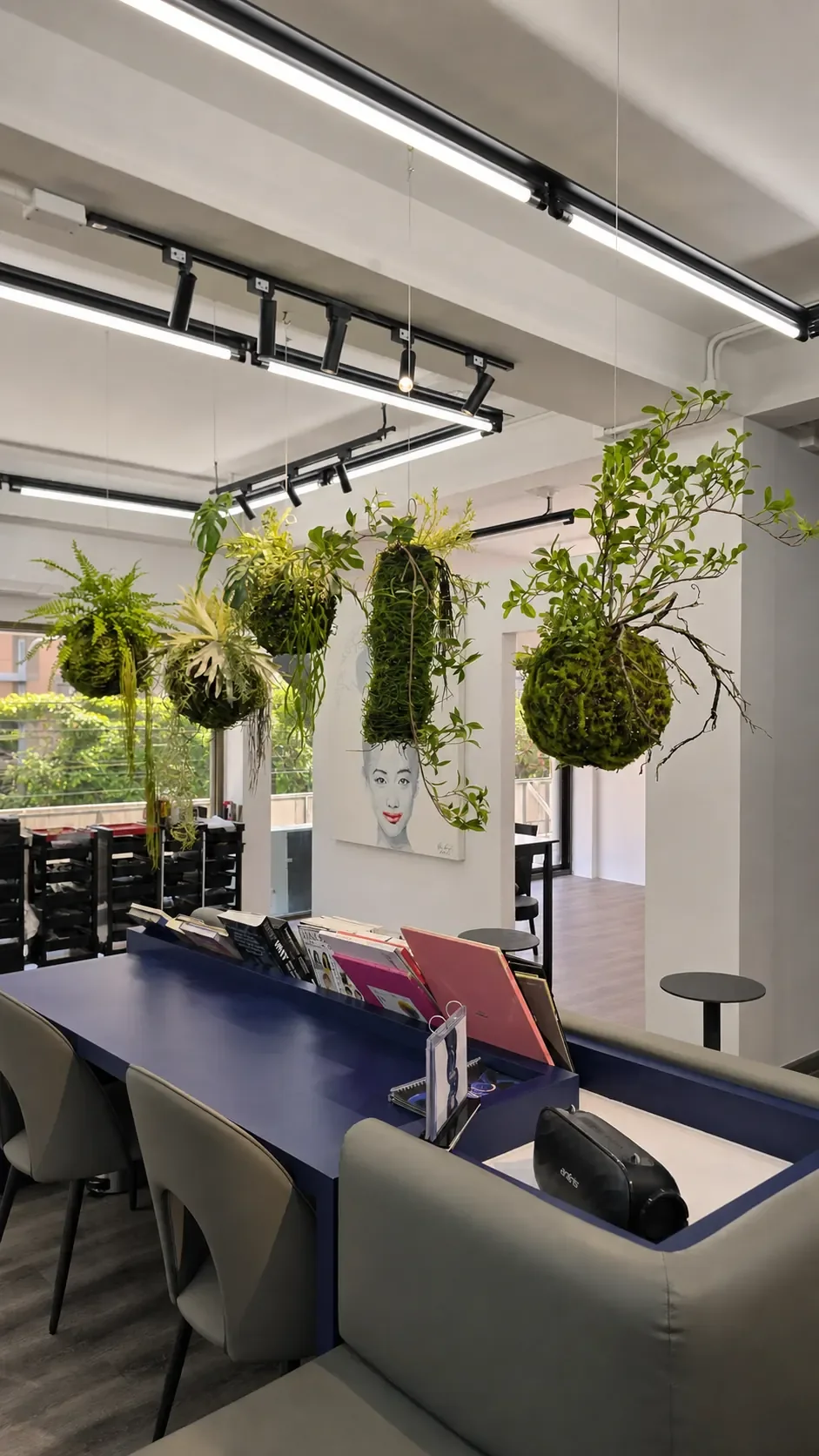 มุมต้นไม้แขวนและโต๊ะภายใน Indigo Hair Salon