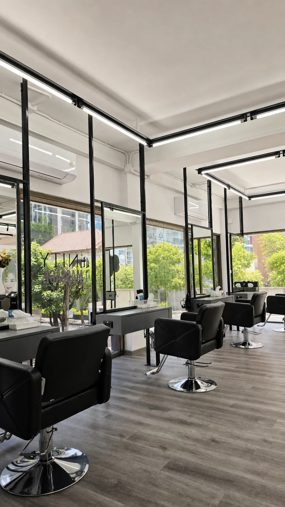 พื้นที่เก้าอี้ทำผมและแสงธรรมชาติภายใน Indigo Hair Salon