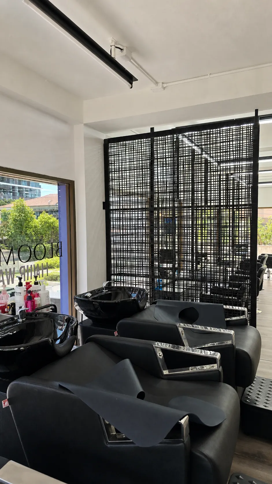 โซนสระผมพร้อมเก้าอี้เอนนอนภายใน Indigo Hair Salon